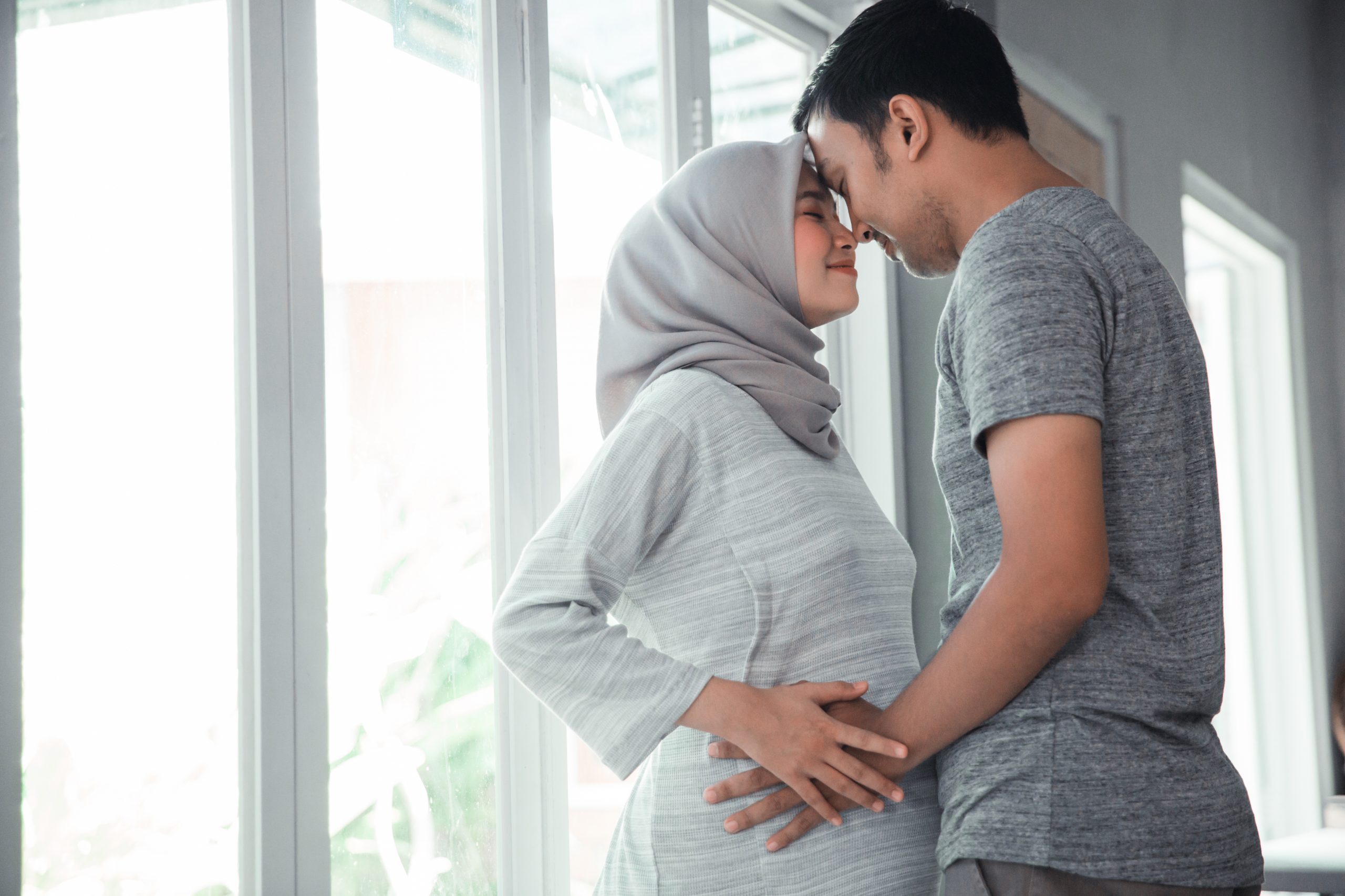 muslim-pregnant-woman-with-her-husband-scaled.jpg